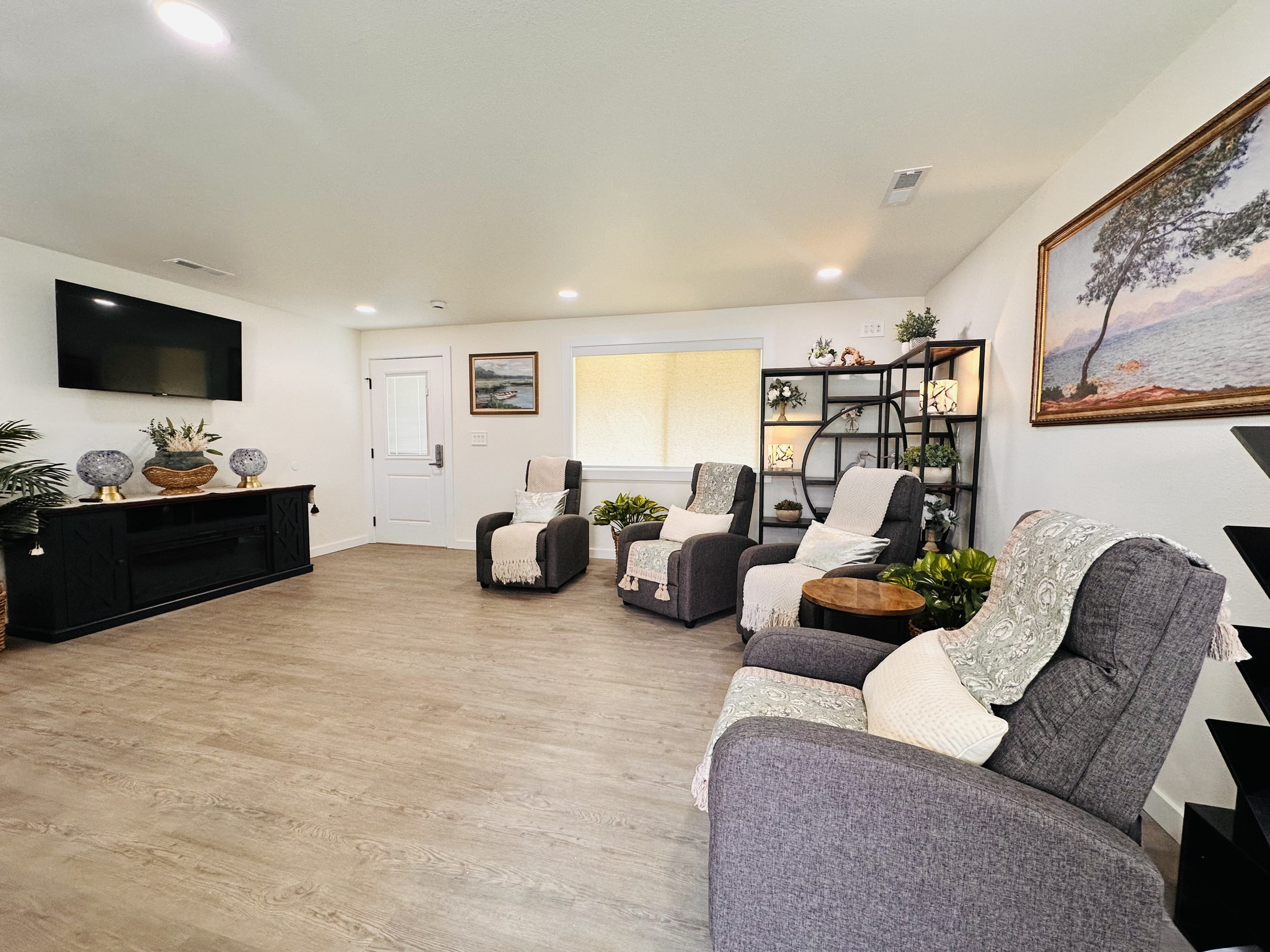 Magnolia Senior Care of Highline Des Moines living room with comfortable seating